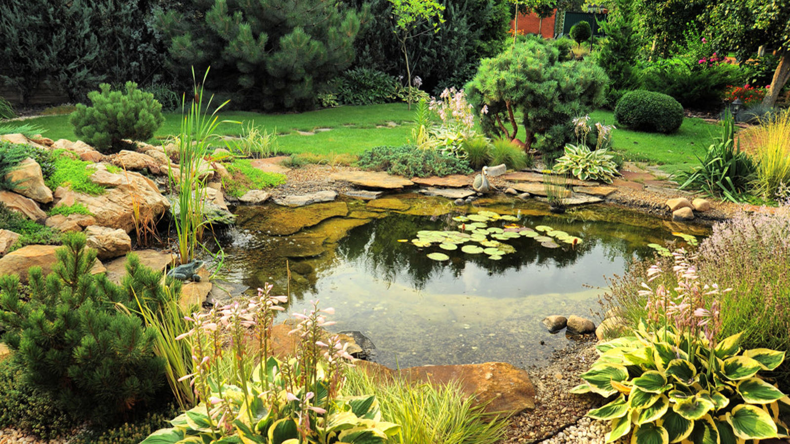 Творческое применение водных элементов в саду
